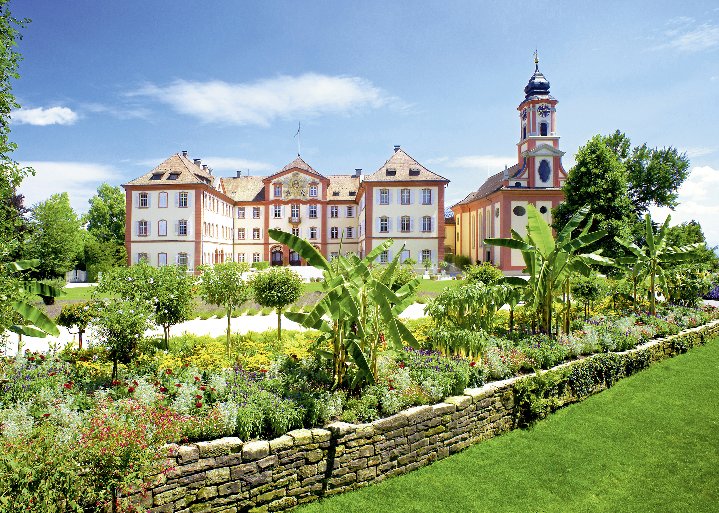 Schloss und Schlosskirche St. Marien von der Insel Mainau