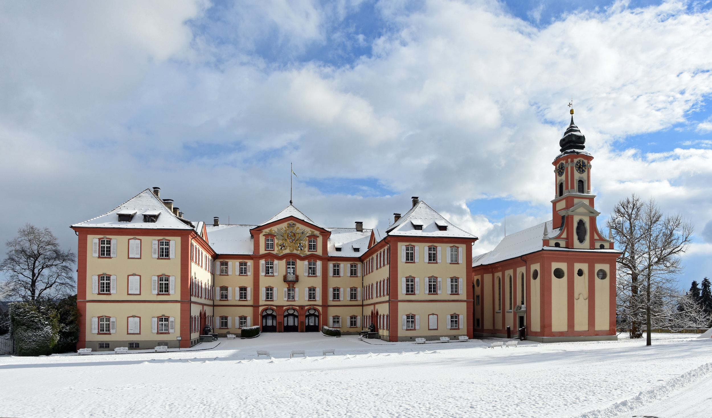 Schloss und Schlosskirche St. Marien von der Insel Mainau im Winter 