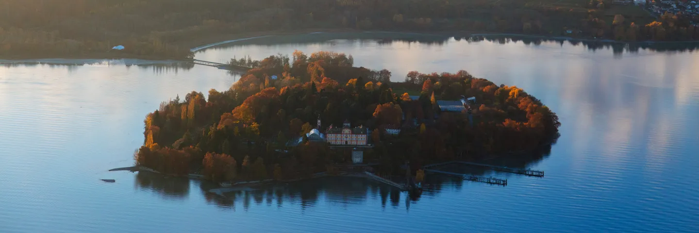 Luftaufnahme von der Insel Mainau im Herbst