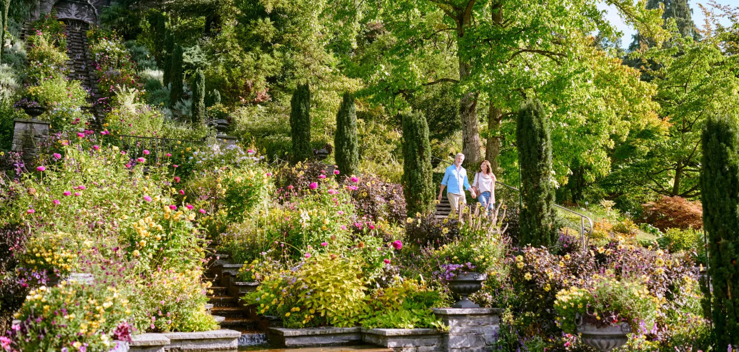 Ein Paar spaziert an der Italienischen Blumen-Wassertreppe 