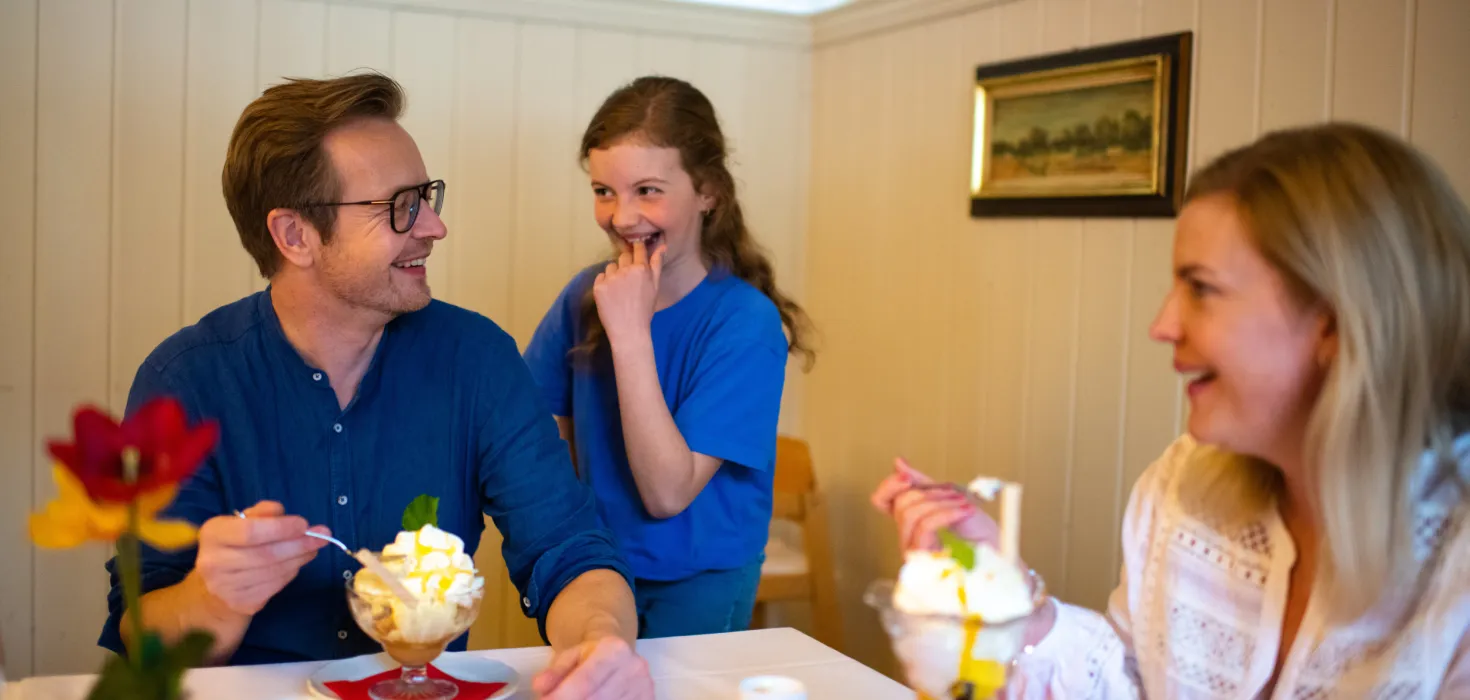 Feine Eisbecher in der Schwedenschenke genießen
