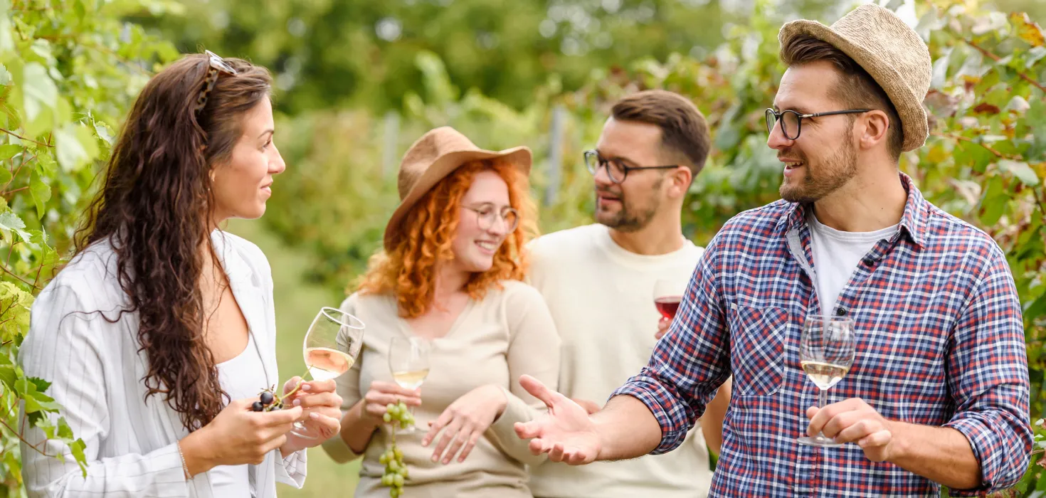 Gruppe von Freunden bei einer Weinprobe