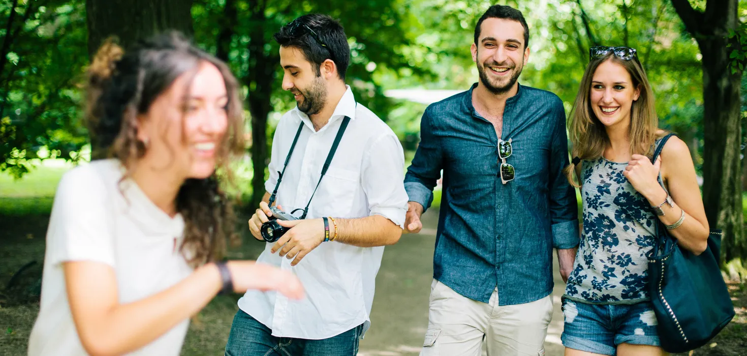 Gruppe spaziert durch Park