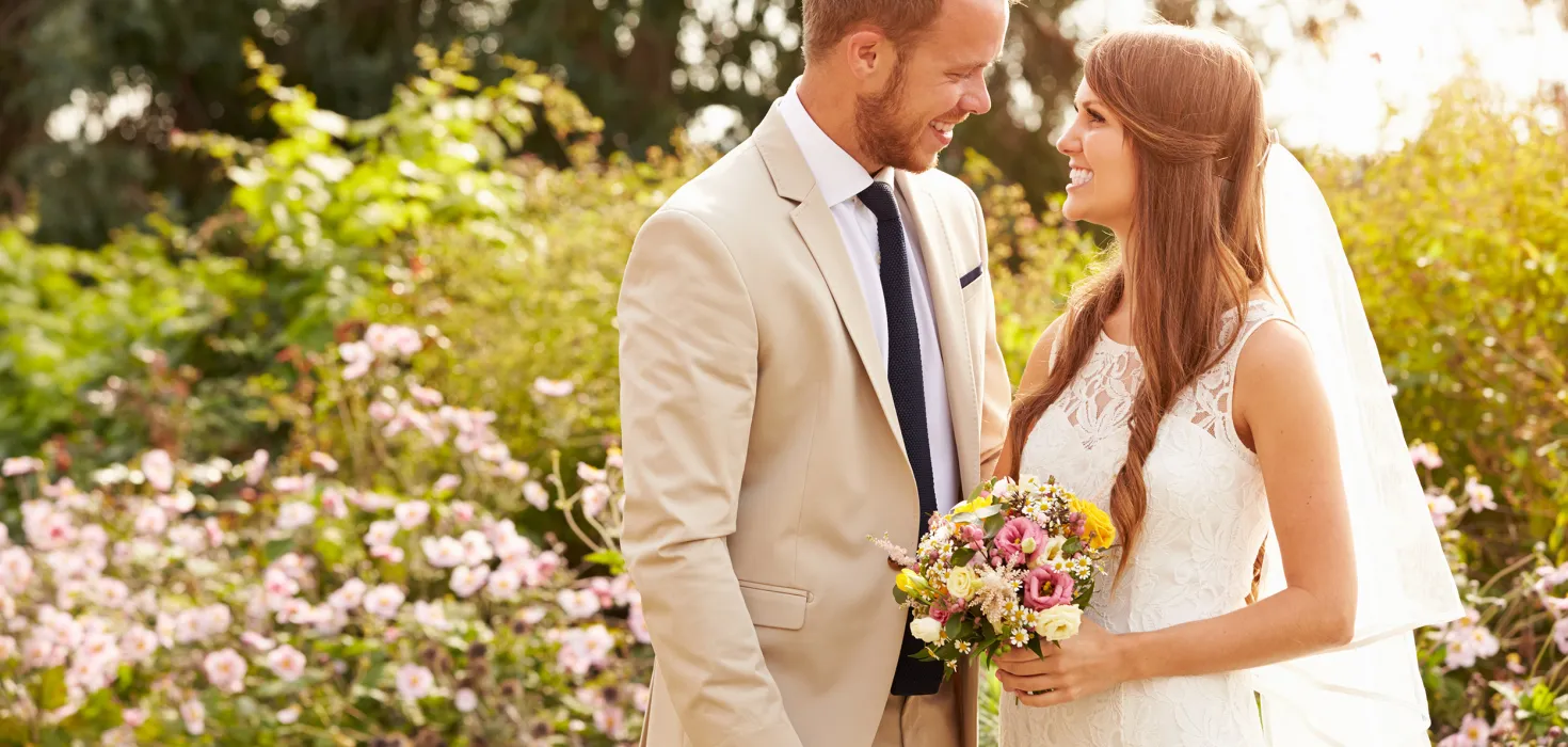 Brautpaar vor Staudenbeet