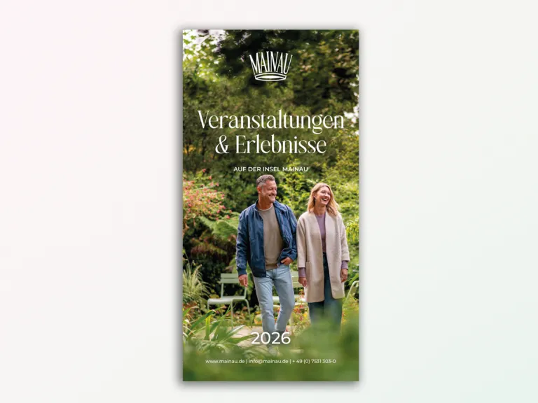 Ansicht der ersten Seite des Event-Flyers. Zu sehen sind ein Mann und eine Frau in einem Garten, umgeben von Sträuchern