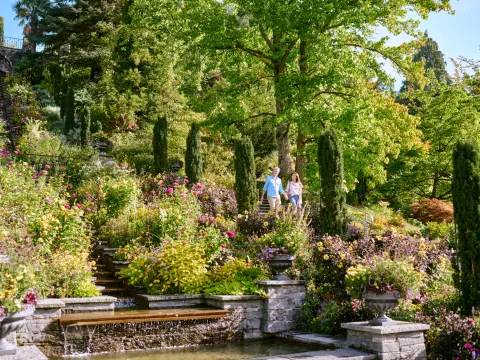 Ein Paar spaziert an der Italienischen Blumen-Wassertreppe 