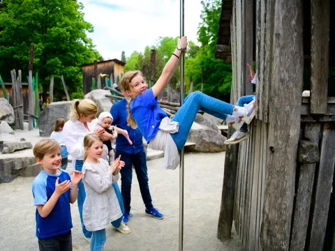 Kinder spielen im Kinderland auf der Insel Mainau 