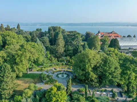 Luftaufnahme Brunnenarena mit Palmenhaus und Schlossansicht auf der Insel Mainau