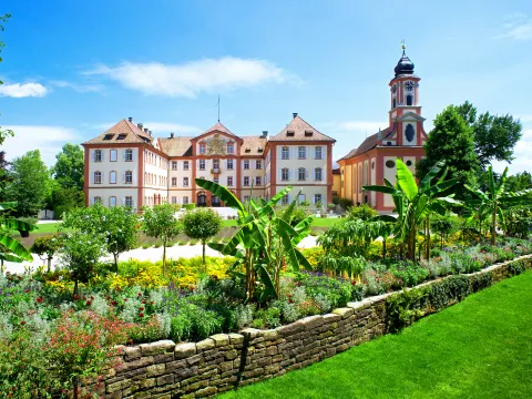 Schloss und Schlosskirche St. Marien von der Insel Mainau