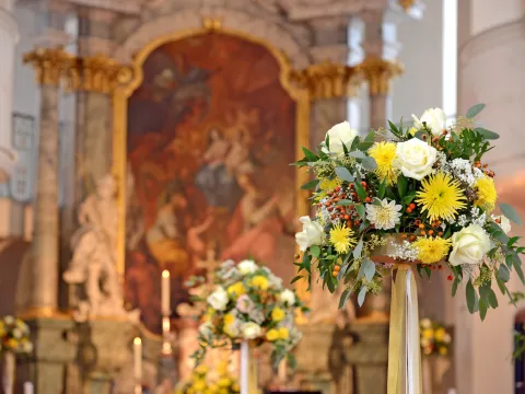Blumendekoration in der Schlosskirche St. Marien für eine Hochzeit auf der Insel Mainau