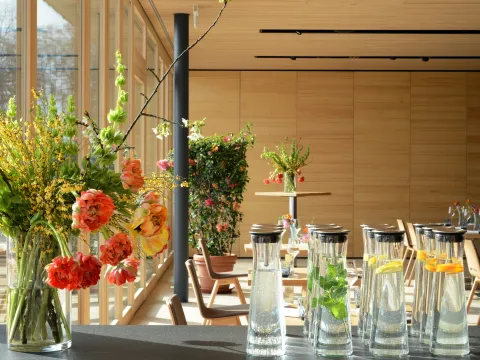 Gefüllte Wasserkaraffen in der Comturey mit Blumendekoration