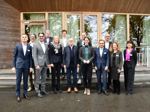 Mainau-Geschäftsführer Björn Graf Bernadotte, Ministerin für Umwelt, Klima und Energiewirtschaft Thekla Walker MdL, Verkehrsminister Baden-Württemberg Winfried Hermann MdL, Mainau-Geschäftsführerin Bettina Gräfin Bernadotte und die Referentinnen und Referenten des 1. Mainauer Klimadialogs
