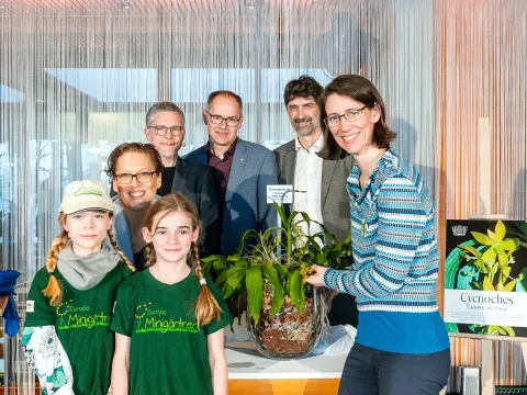 Bettina Gräfin Bernadotte und einige Ihrer Gäste mit einer Orchidee