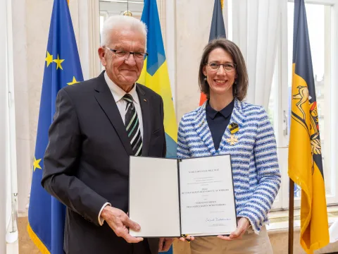 Ministerpräsident Winfried Kretschmann ehrt Bettina Gräfin Bernadotte mit dem Verdienstorden des Landes Baden-Württemberg