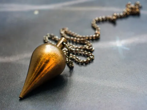 Goldenes Pendel an Kette 