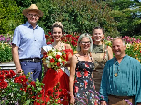 Fünf Personen vor beeindruckender Blumenpracht