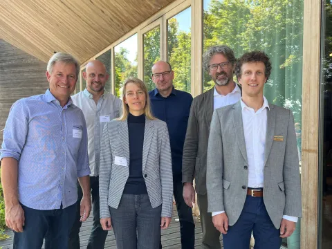 Die Veranstalter von "Energiesysteme im Wandel" vor der Comturey der Insel Mainau