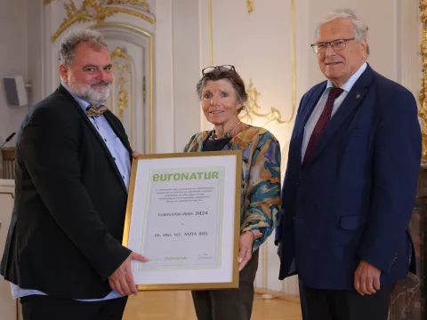 Die Gewinnerin steht zwischen dem EuroNatur-Präsident und einem Präsidiumsmitglied und hält ihre Urkunde