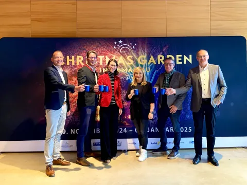 Sechs Vertreterinnen der Mainau und des Veranstalters C2 Concerts stoßen gemeinsam auf die vierte Saison des Christmas Garden an