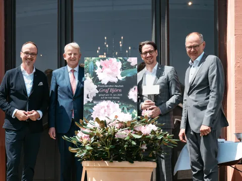 Björn Graf Bernadotte tauft im Beisein von Markus Zeiler, Oberbürgermeister Uli Burchardt und Züchter Jan-Dieter Bruns die neue Rhododendronsorte 