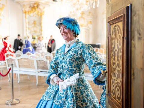 Frau in pompösen Kleid auf Schloss Mainau