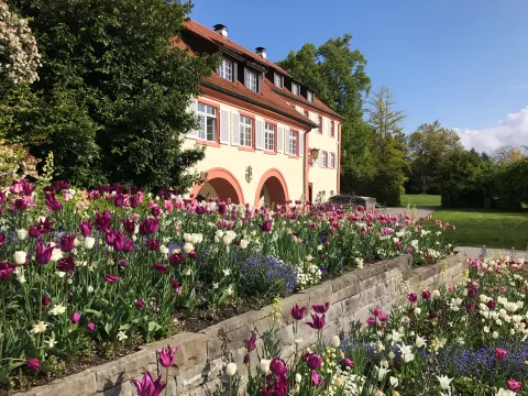 Torbogengebäude auf der Insel Mainau 