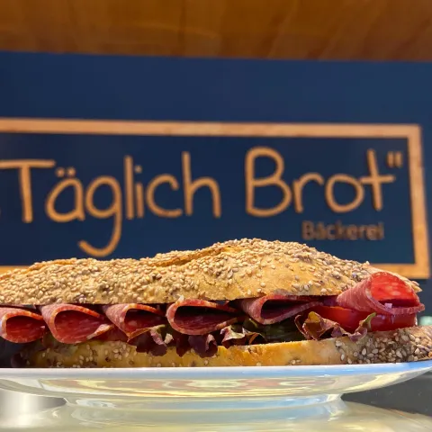 Belegte Seele mit Sesam und Salami Bäckerei Täglich Brot Insel Mainau 