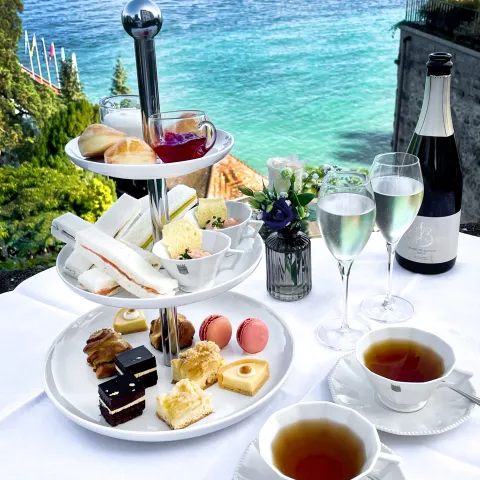 tea time etagere tee snacks Blick auf See