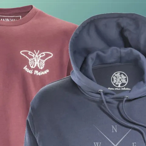 Ein rotes Oberteil und ein blauer Kapuzenpullover